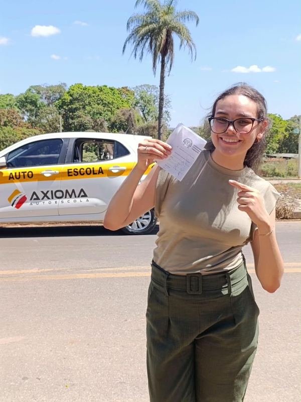 Aluno ou aluna da Axioma comemorando a aprovação no exame do DETRAN