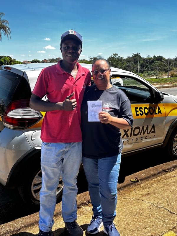 Aluno ou aluna da Axioma comemorando a aprovação no exame do DETRAN