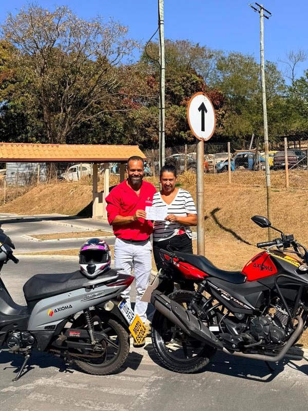 Aluno ou aluna da Axioma comemorando a aprovação no exame do DETRAN