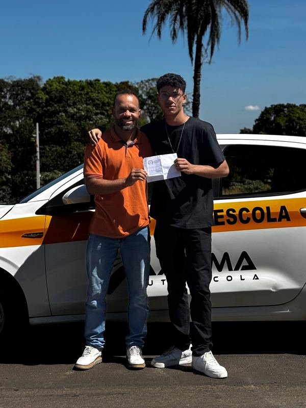 Aluno ou aluna da Axioma comemorando a aprovação no exame do DETRAN