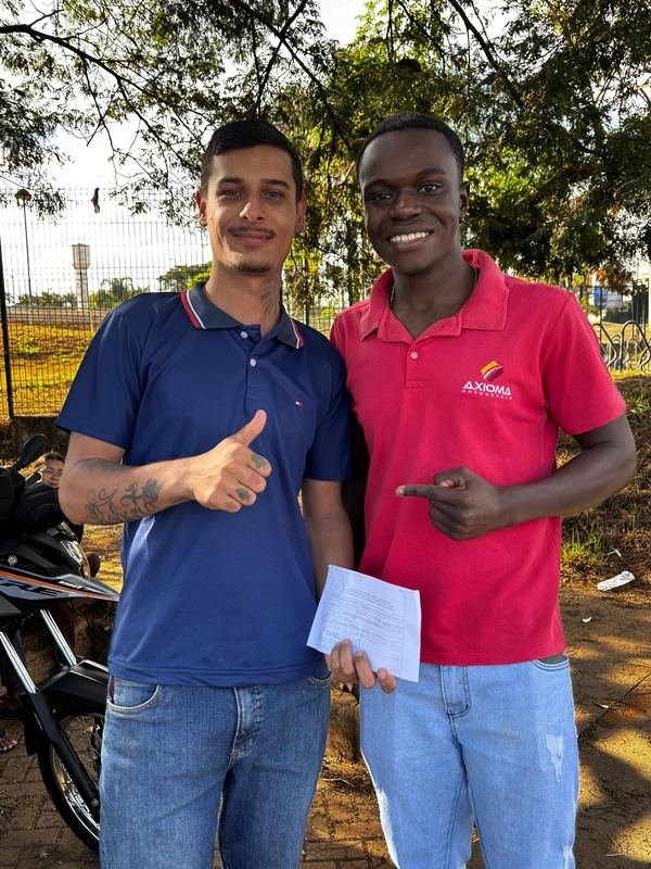 Aluno ou aluna da Axioma comemorando a aprovação no exame do DETRAN