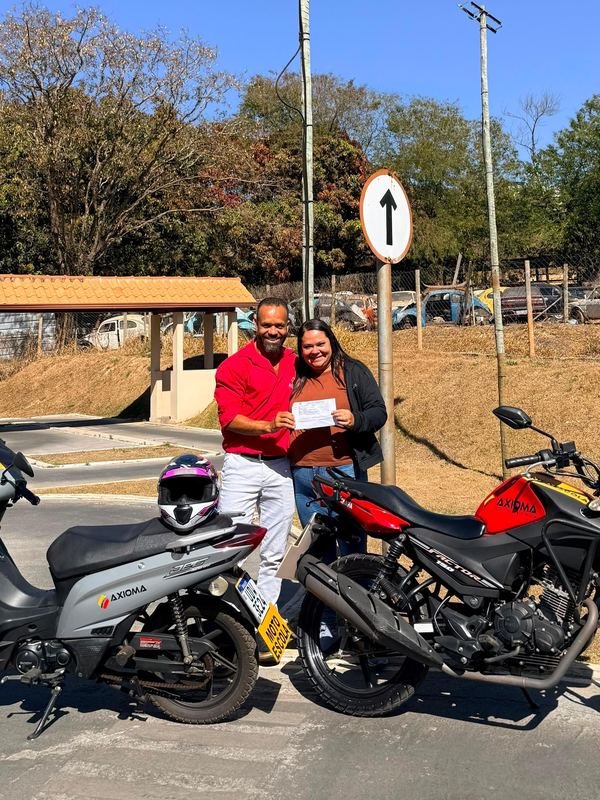 Aluno ou aluna da Axioma comemorando a aprovação no exame do DETRAN