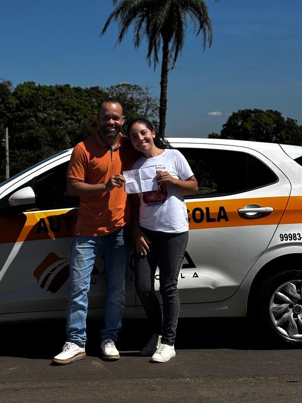 Aluno ou aluna da Axioma comemorando a aprovação no exame do DETRAN