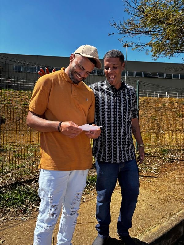 Aluno ou aluna da Axioma comemorando a aprovação no exame do DETRAN