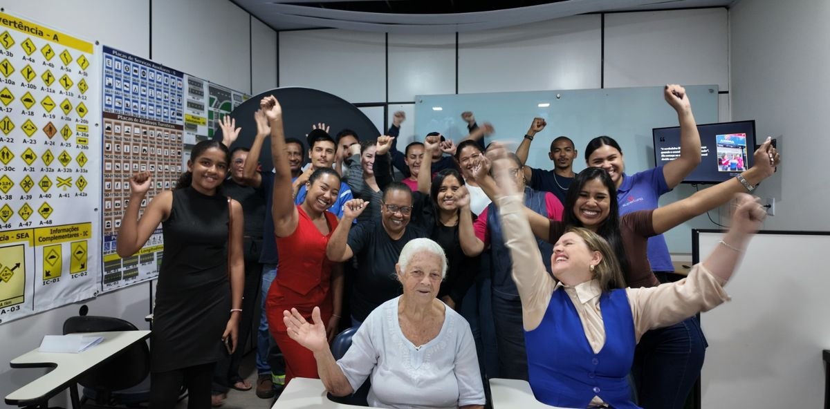 Nadia comemorando com a turma de alunos ao final de uma palestra de preparação emocional na Axioma